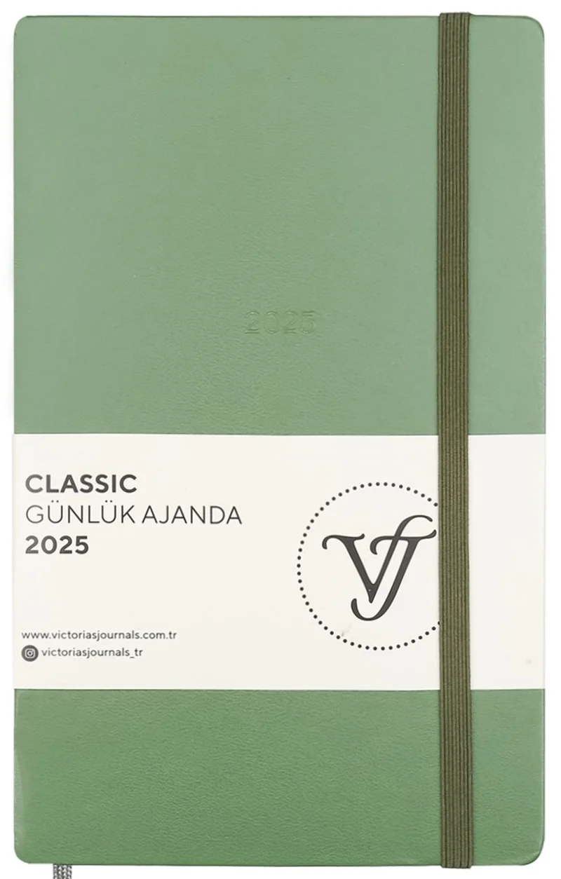 PASİF VJ AJANDA 2025 GÜNLÜK 13x21 CLASSIC SERT KAPAK IVORY 70 GR LASTİKLİ ZEYTİN YEŞİLİ 384 SF. 124-