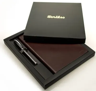 SCRIKSS HEDİYELİK SET SD 100-2 800 ROLLER KALEM TITANYUM KROM + DEFTER PREMIUM SUNDANCE A5 KAHVE