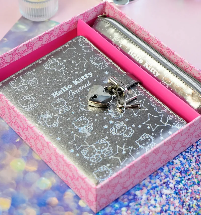 VJ HELLO KİTTY HUSH HUSH KİLİTLİ DEFTER VE VEGAN DERİ KALEMLİK KUTULU SET 80GR 160 YP. ÇİZGİLİ 525-