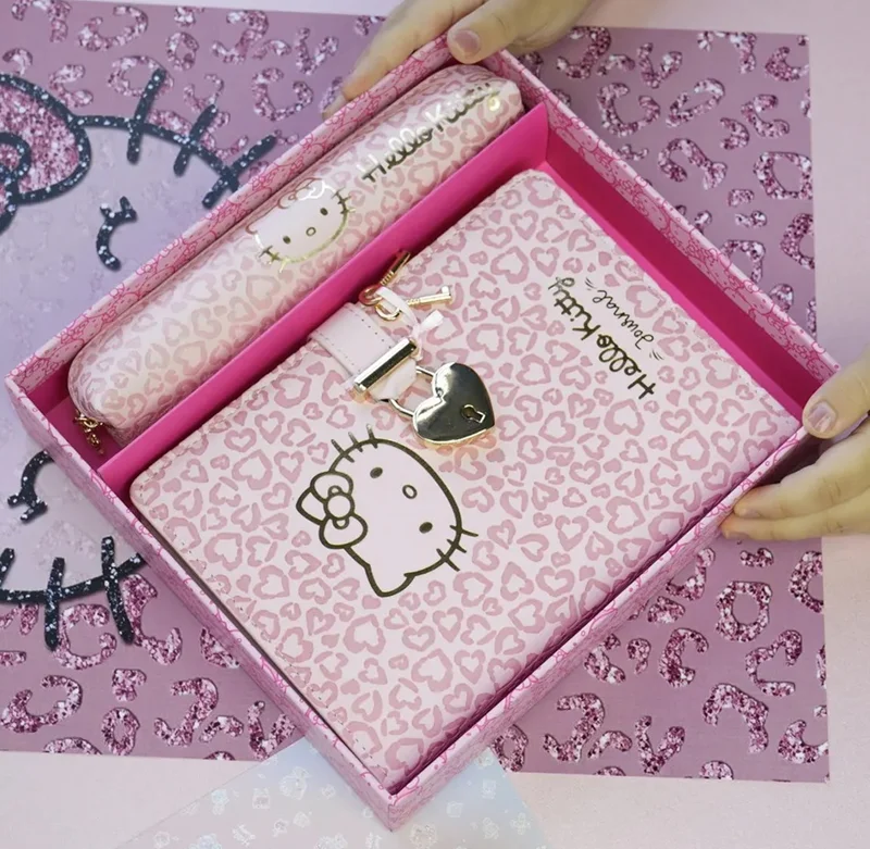 VJ HELLO KİTTY HUSH HUSH KİLİTLİ DEFTER VE VEGAN DERİ KALEMLİK KUTULU SET 80GR 160 YP. ÇİZGİLİ 525-